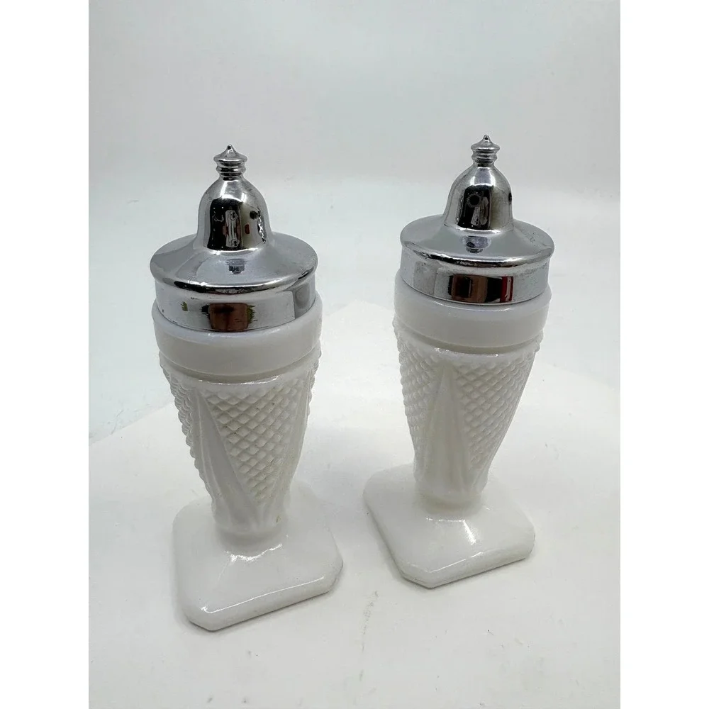 L E Smith Milk Glass EARLY AMERICAN Dart Diamond Salt Pepper Shakers